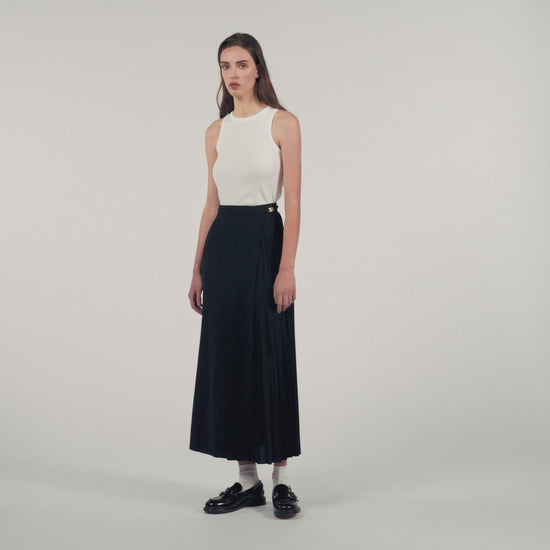 Curb Chain Buckle Pleated Skirt Black